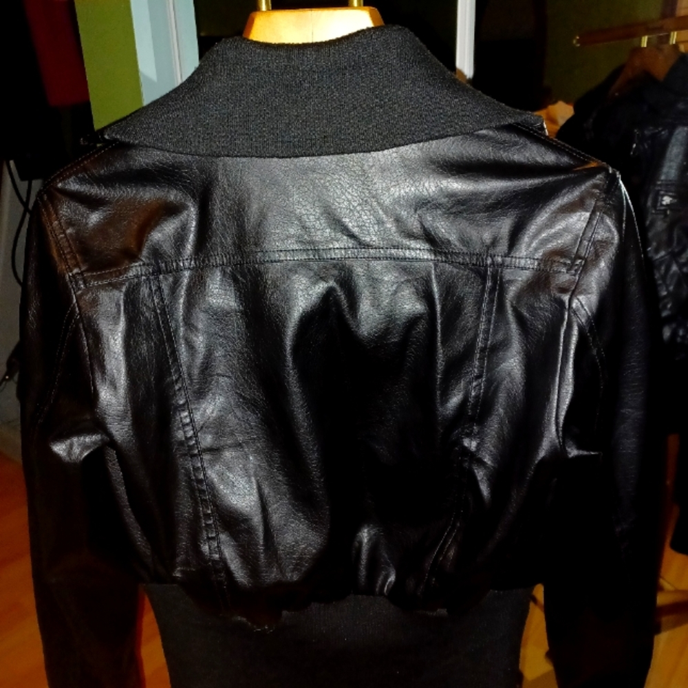 A beautiful black bomber Jacket Miley Cyrus & Max Azria